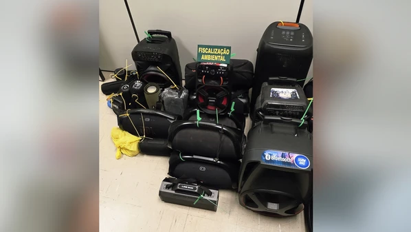 Aparelhos operavam com volume acima dos limites estabelecidos pela legislação ambiental, provocando excesso de ruído, segundo a fiscalização