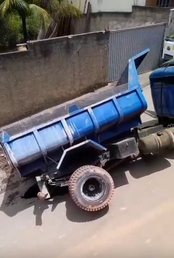 Caminhão caiu em cratera aberta após asfalto ceder em Guarapari por Leitor A Gazeta