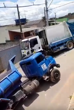 Caminhões caíram em crateras abertas após asfalto ceder em Guarapari por Leitor A Gazeta