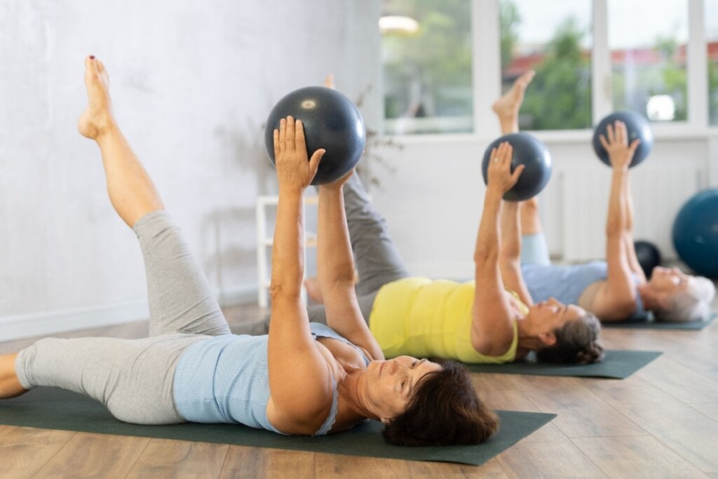 Exercícios regulares fortalecem músculos e ajudam a melhorar o equilíbrio (Imagem: BearFotos | Shutterstock) 