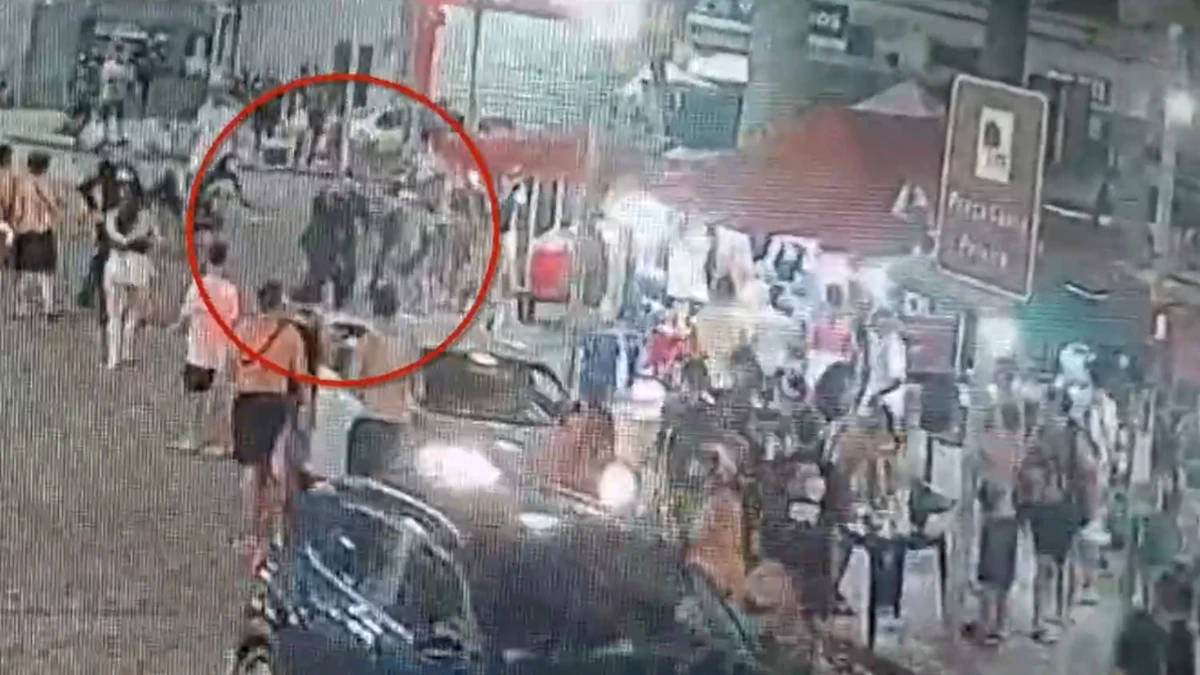 Imagem mostra que a Praça Costa Pereira estava cheia no momento da confusão