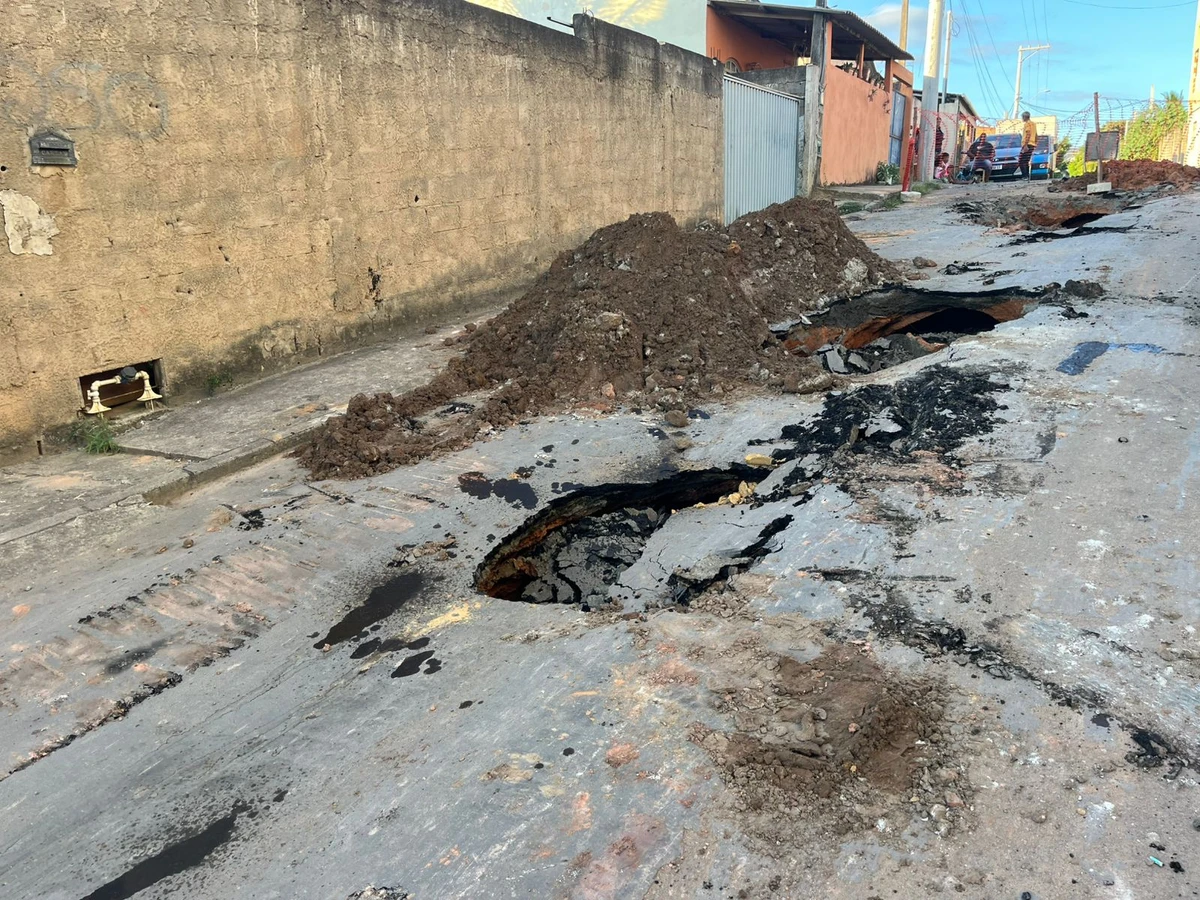 Problema em obra da Cesan abre crateras no asfalto em Guarapari por João Brito