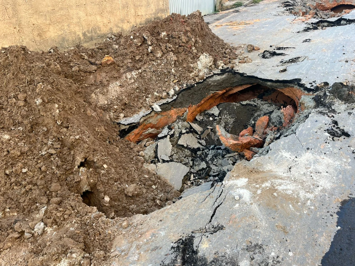 Problema em obra da Cesan abre crateras no asfalto em Guarapari por João Brito