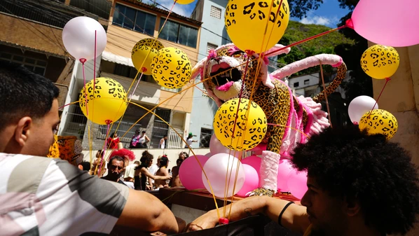 Com muita animação e irreverência, o bloco rodou o quarteirão e transformou a região em um verdadeiro palco de festa pop; veja fotos