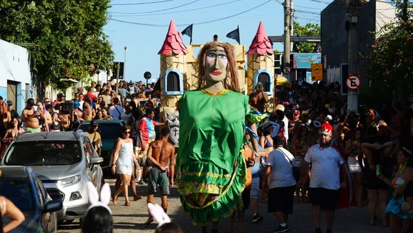 A crítica irônica e contundente do bloco carnavalesco ao adiantamento da corrida eleitoral de 2026 encontra eco perfeito em uma prática que já se consolidou: o uso sistemático da máquina pública como palco privilegiado
