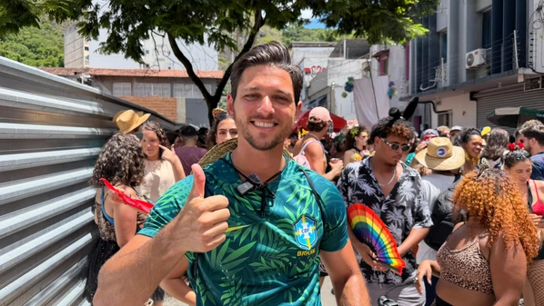 Natural da Califórnia, Andrew Soares, de 34 anos, gravou a folia na Rua Barão de Monjardim e destacou organização, segurança e limpeza da festa capixaba