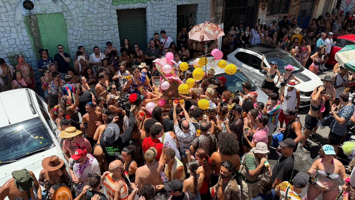 Bloco Amigos da Onça completa 10 anos e leva multidão ao Centro de Vitória