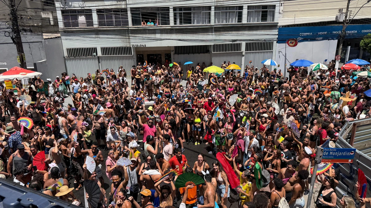 Bloco Amigos da Onça completa 10 anos e leva multidão ao Centro de Vitória por Felipe Khoury