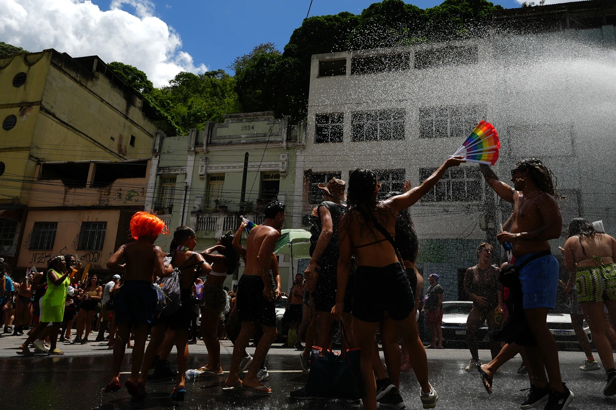Bloco Amigos da Onça completa 10 anos e leva multidão ao Centro de Vitória por Fernando Madeira