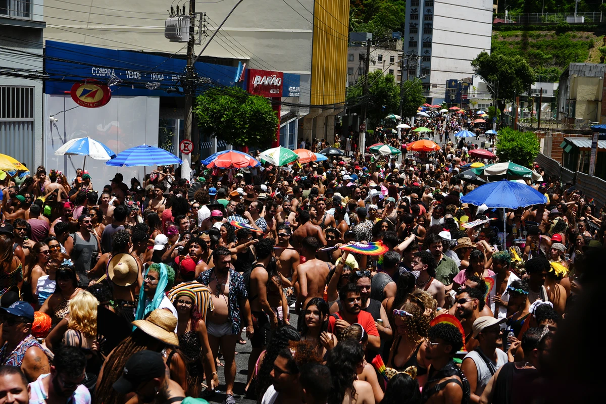 Bloco Amigos da Onça completa 10 anos e leva multidão ao Centro de Vitória por Fernando Madeira
