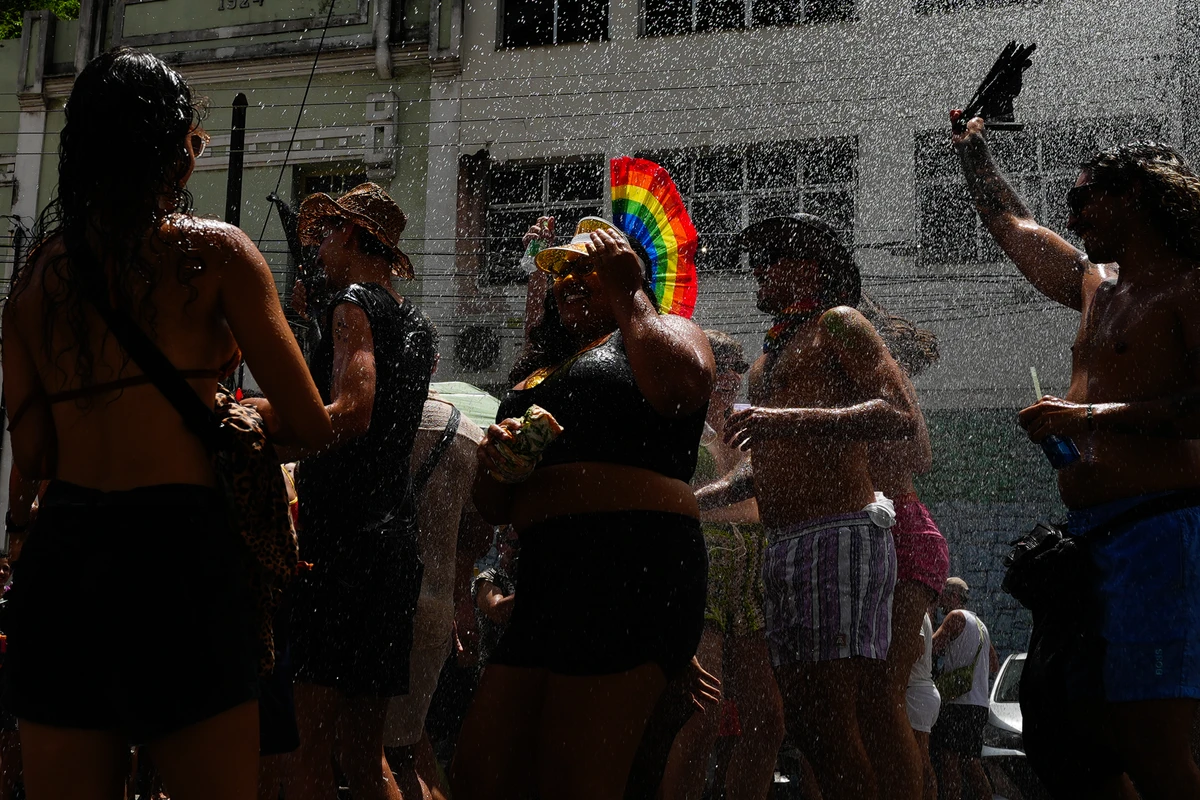 Bloco Amigos da Onça completa 10 anos e leva multidão ao Centro de Vitória por Fernando Madeira