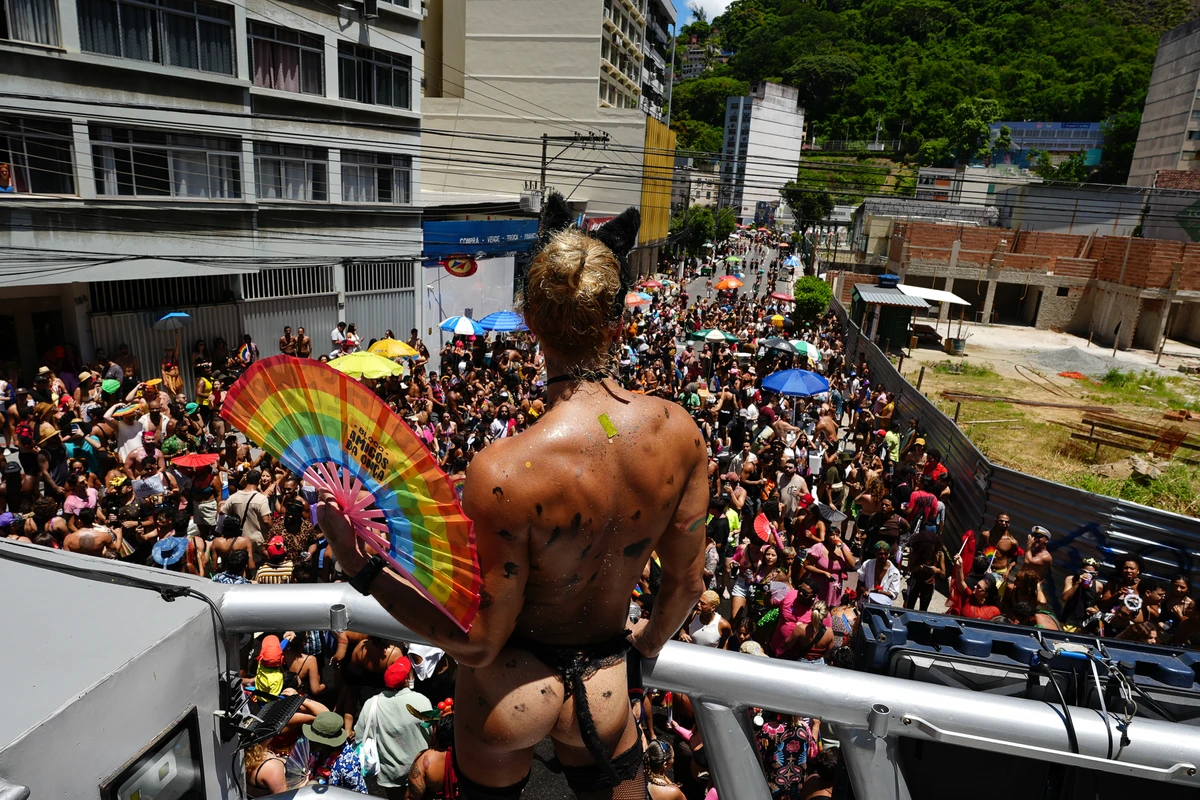 Bloco Amigos da Onça completa 10 anos e leva multidão ao Centro de Vitória por Fernando Madeira