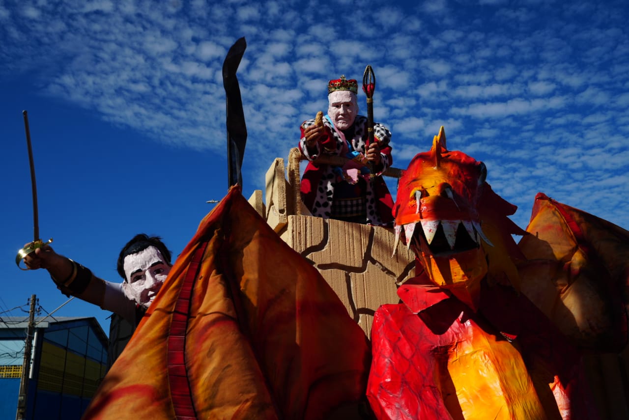 Bloco Surpresa encena “guerra” pelo Palácio Anchietana por Vitor Jubini