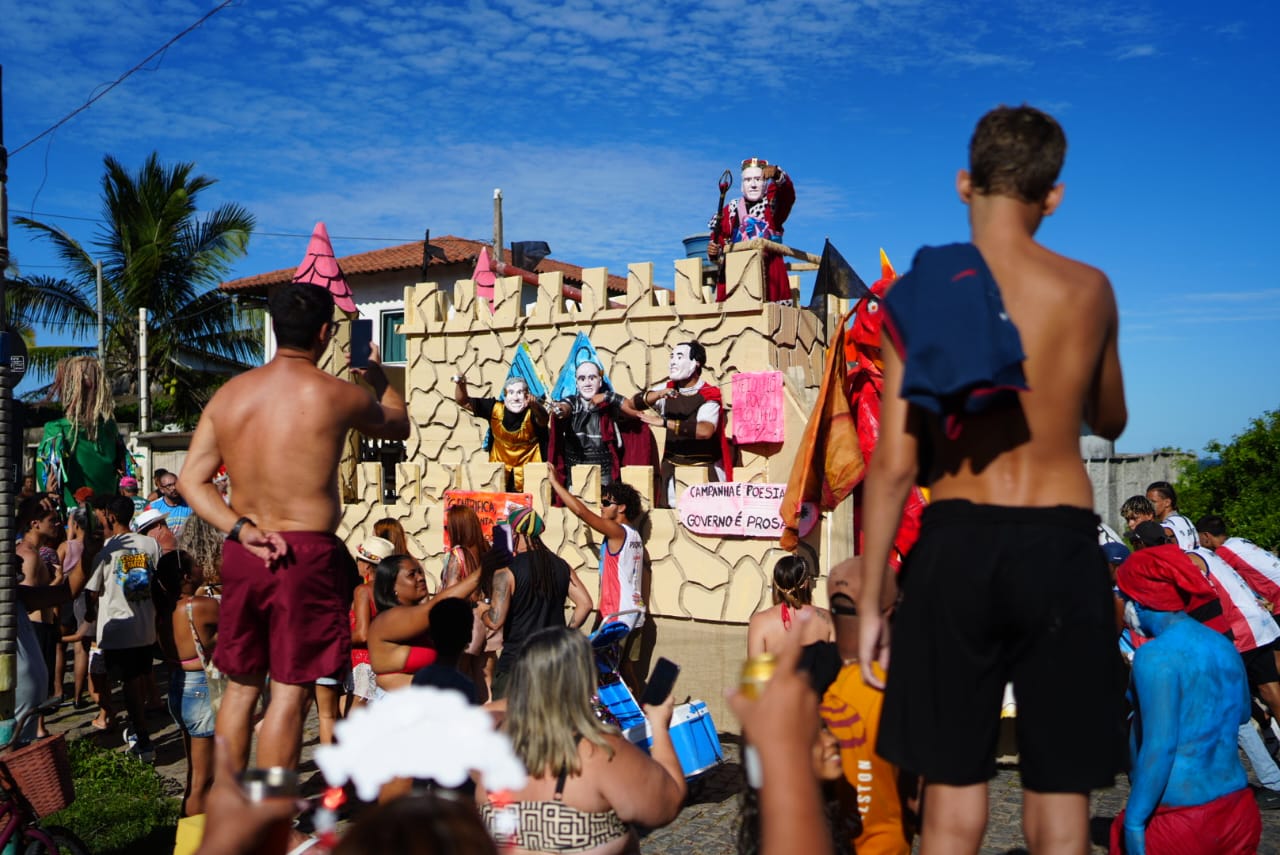 Bloco Surpresa encena “guerra” pelo Palácio Anchietana por Vitor Jubini