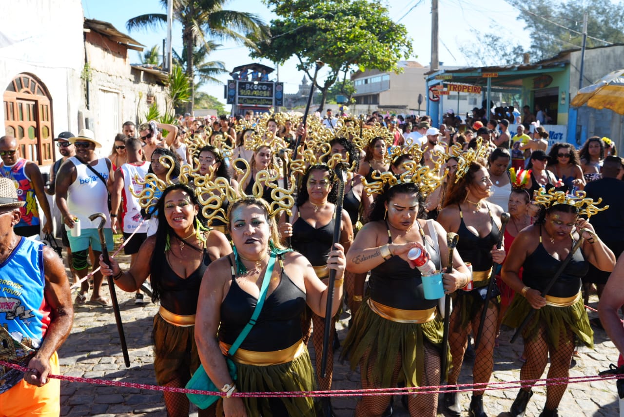 Bloco Surpresa encena “guerra” pelo Palácio Anchietana por Vitor Jubini