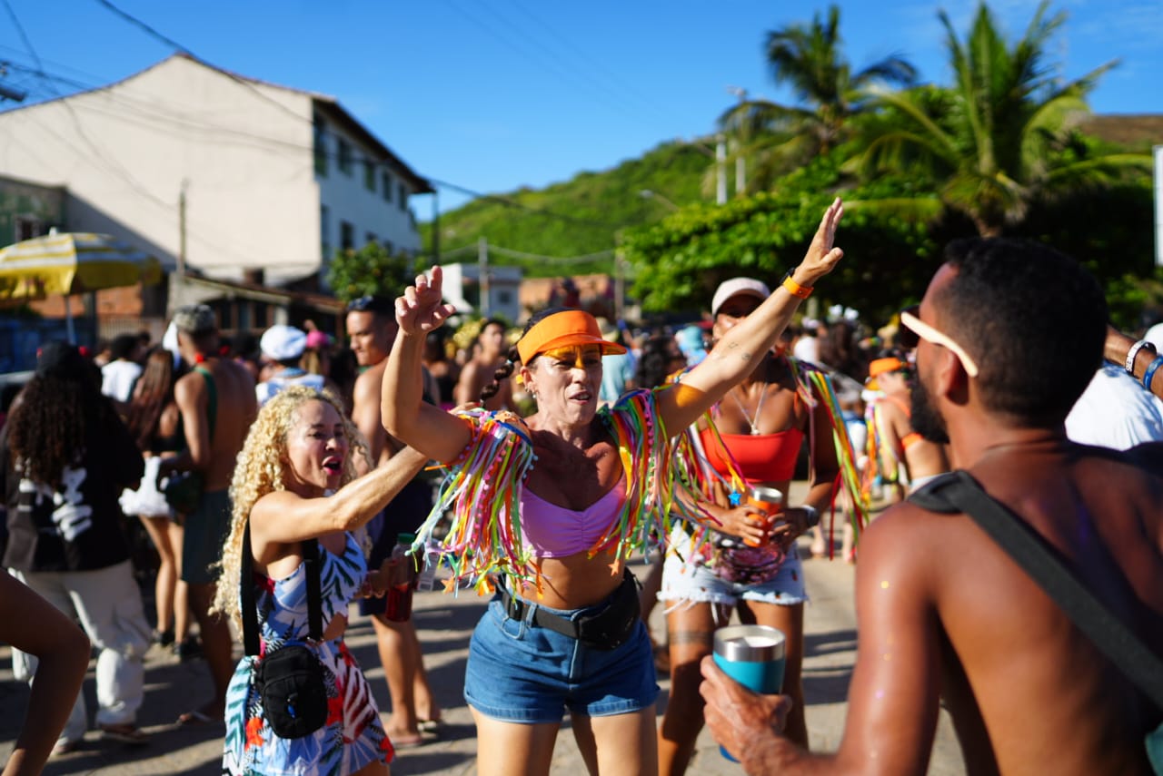 Bloco Surpresa encena “guerra” pelo Palácio Anchietana por Vitor Jubini
