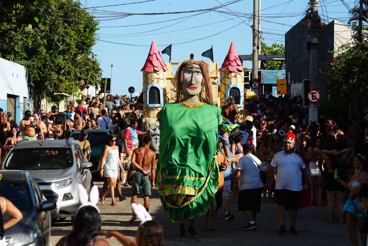 Bloco Surpresa encena “guerra” pelo Palácio Anchietana por Vitor Jubini
