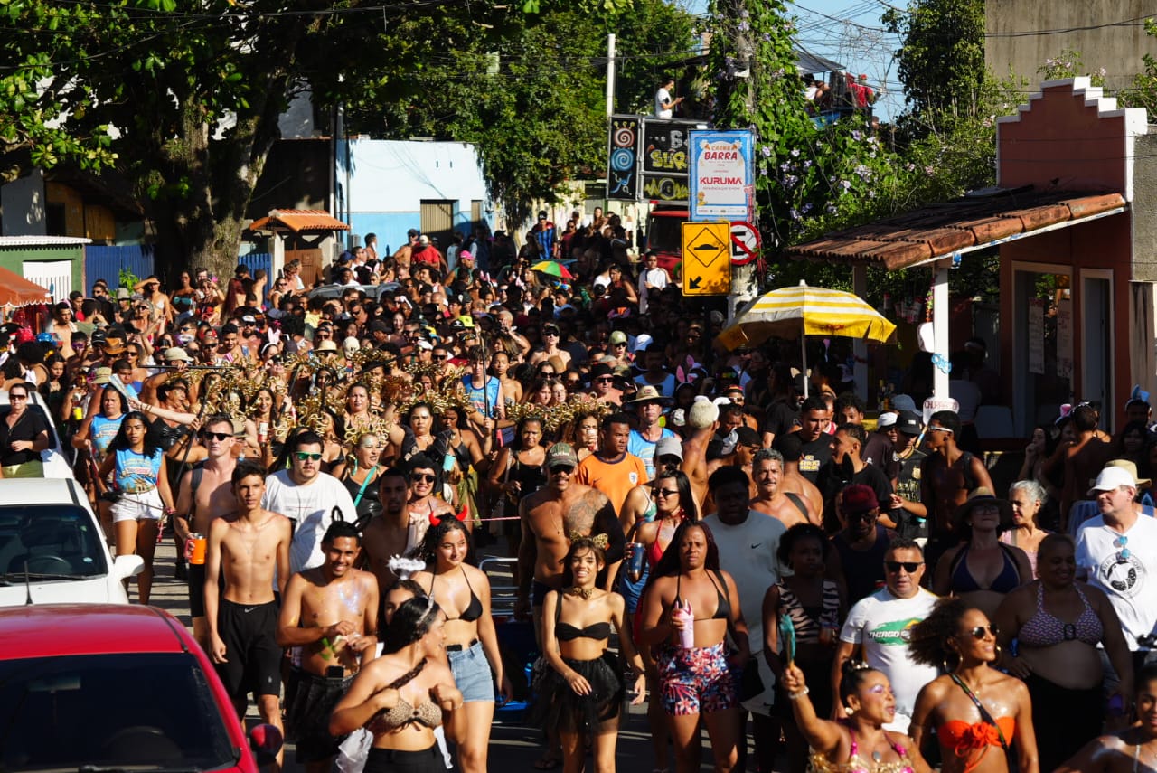 Bloco Surpresa encena “guerra” pelo Palácio Anchietana por Vitor Jubini