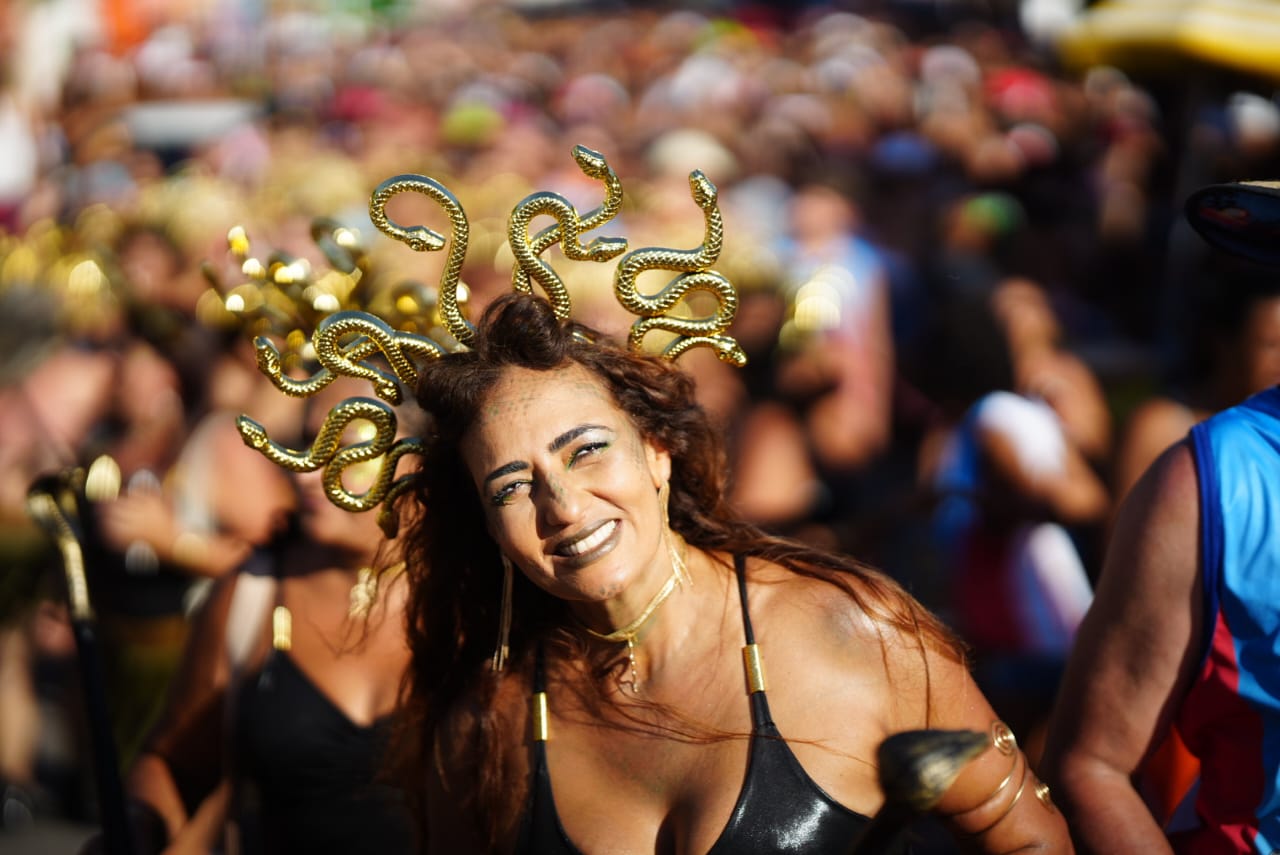 Bloco Surpresa encena “guerra” pelo Palácio Anchietana por Vitor Jubini