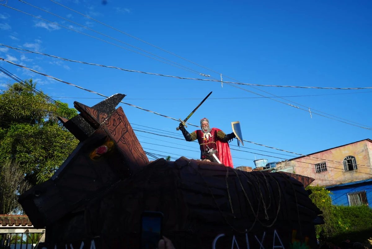 Bloco Surpresa encena “guerra” pelo Palácio Anchietana