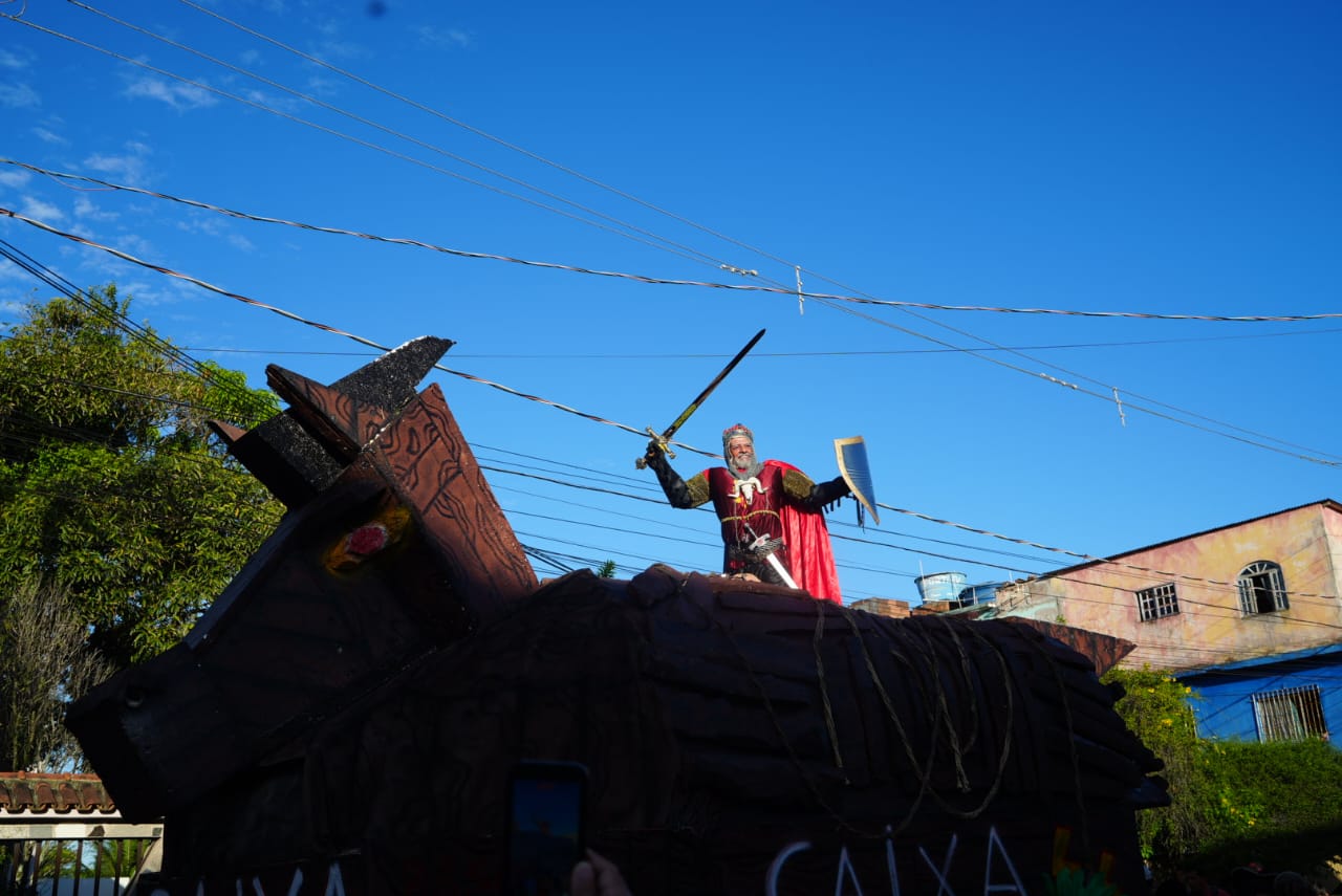 Bloco Surpresa encena “guerra” pelo Palácio Anchietana por Vitor Jubini