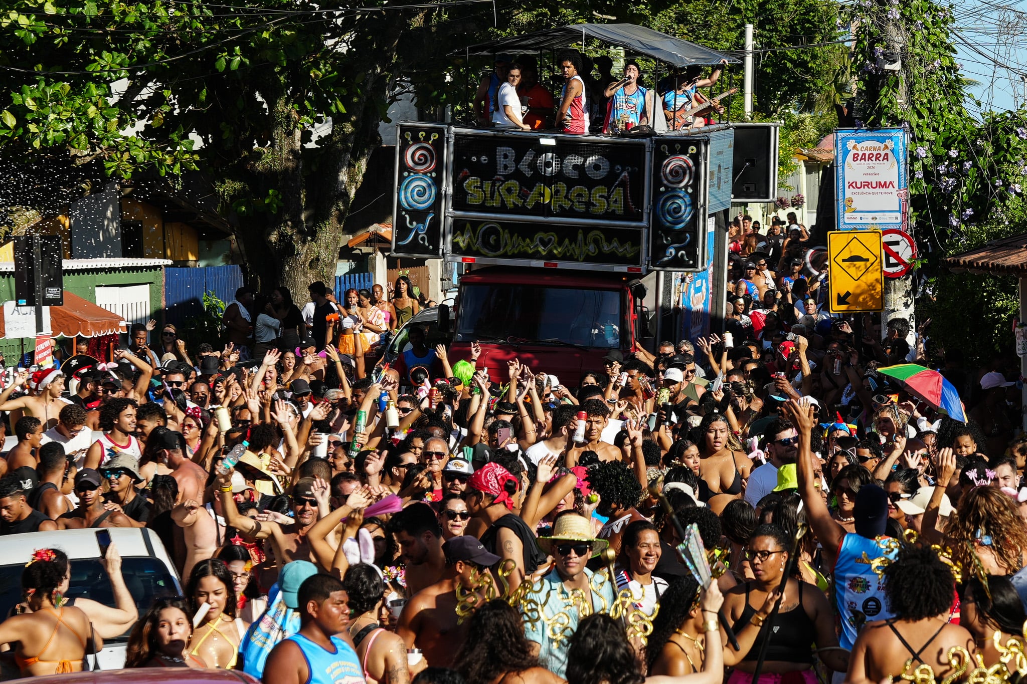 Bloco Surpresa no carnaval da Barra do Jucu por Vitor Jubini