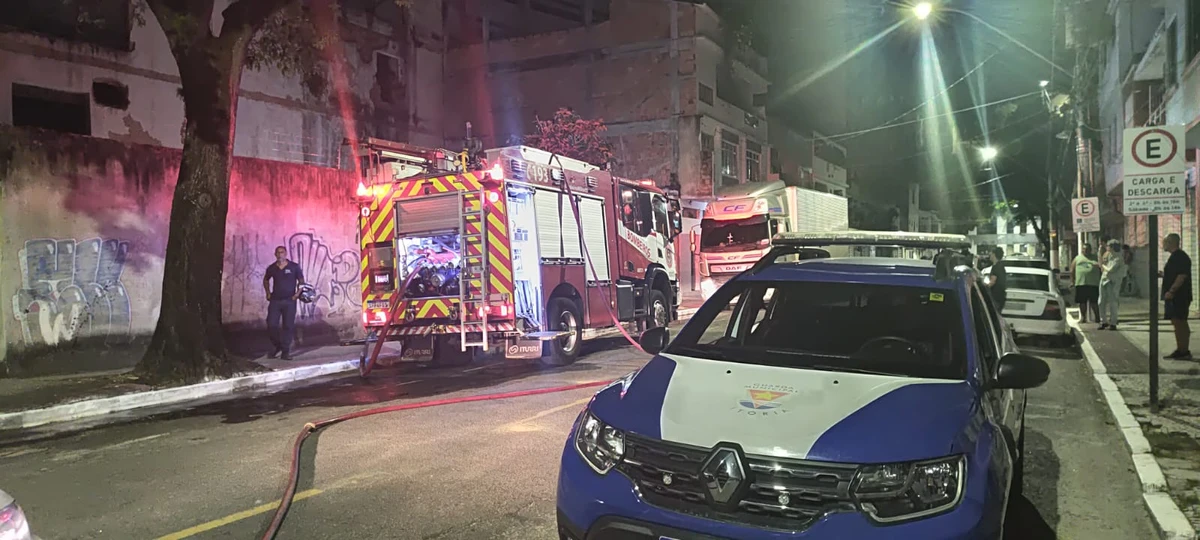  Casal de idosos é salvo em incêndio de prédio em Vitória