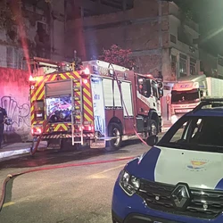 Idosos de 100 e 93 anos foram retirados do 12° andar de prédio vizinho ao imóvel em chamas; vítima com mobilidade reduzida chegou a ser carregada pelas escadas