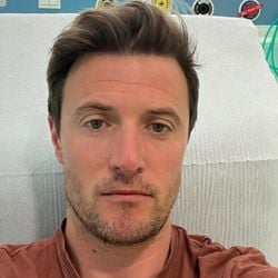 Pai de dois filhos revela como um tumor em sua língua foi causado pelo papilomavírus humano (HPV).