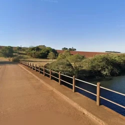 Uma jovem teria entrado com a criança no rio Pardo; ela estacionou seu carro no centro da cidade, e entrou nas águas