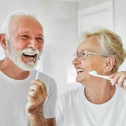 Especialista explica como hábitos simples e acompanhamento profissional podem garantir uma saúde bucal completa ao longo dos anos