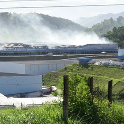 Bombeiros explicaram que a ocorrência se deve ao colapso da estrutura metálica, o que provoca a criação de brasas; corporação frisou que não existe reignição