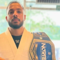 Tiago Santos Neres, de 36 anos, voltava de um treino de jiu-jitsu quando foi ferido; ele se recupera bem, mas sem previsão de alta médica
