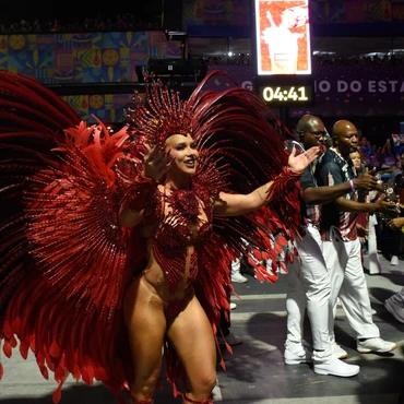 Imagem - Virginia tira costeiro no meio da avenida e quase perde o tapa-sexo