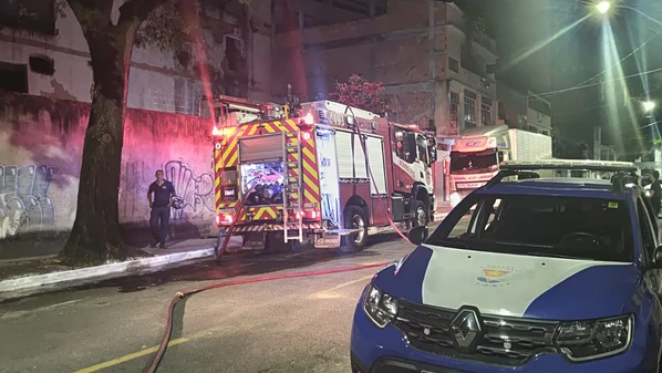 Idosos de 100 e 93 anos foram retirados do 12° andar de prédio vizinho ao imóvel em chamas; vítima com mobilidade reduzida chegou a ser carregada pelas escadas
