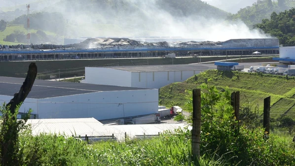 Bombeiros explicaram que a ocorrência se deve ao colapso da estrutura metálica, o que provoca a criação de brasas; corporação frisou que não existe reignição