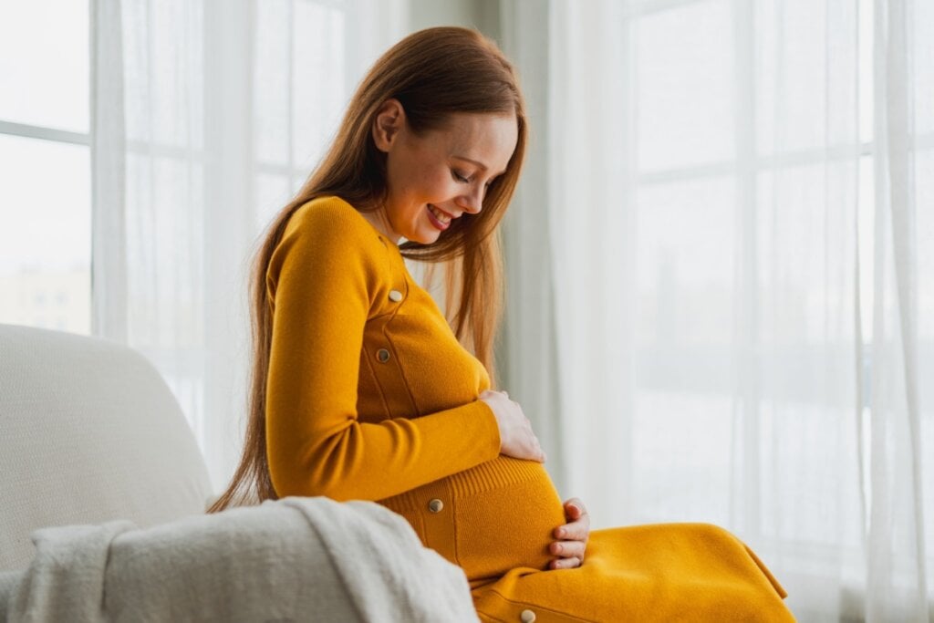 A capacidade ovariana vai mudando ao longo dos anos, sendo que, aos 25 anos, a fertilidade da mulher costuma estar no auge (Imagem: Julia Zavalishina | Shutterstock) 