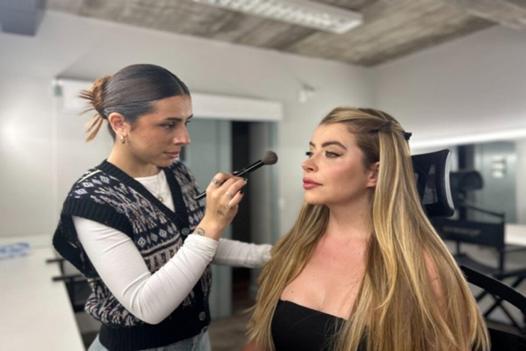 O pó translúcido deve se concentrar na zona T do rosto (Imagem: Reprodução | Débora Oliveira)