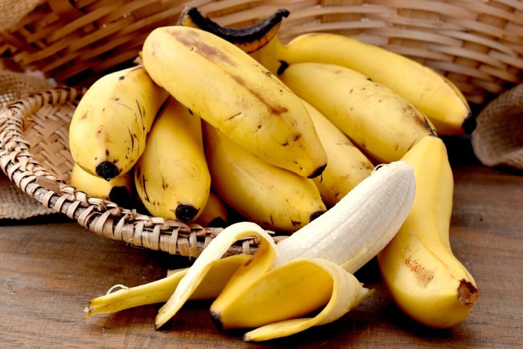 Por amadurecer rapidamente e ter polpa mais úmida, a banana-nanica é ideal para bolos e purês (Imagem: itaci | Shutterstock)