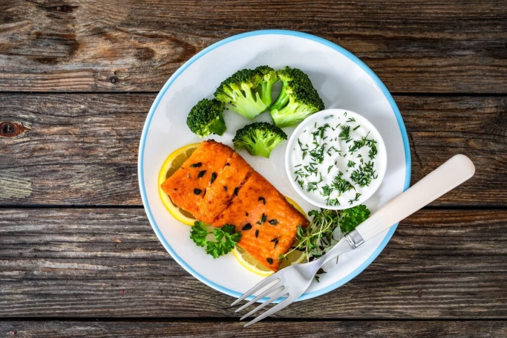Salmão grelhado com brócolis e molho de iogurte (Imagem: Jacek Chabraszewski | Shutterstock)