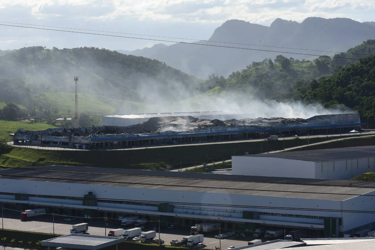 Fumaça branca ainda é vista saindo de condomínio logístico que pegou fogo em Viana por Carlos Alberto Silva