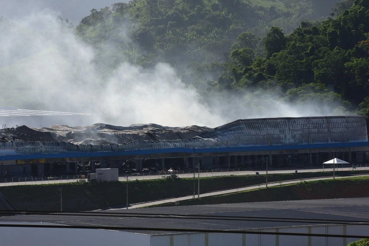 Fumaça branca ainda é vista saindo de condomínio logístico que pegou fogo em Viana por Carlos Alberto Silva