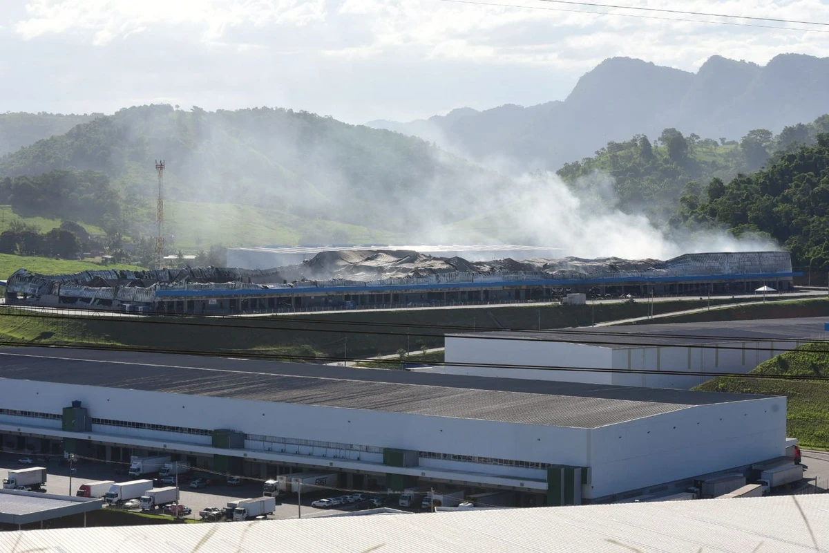 Fumaça branca ainda é vista saindo de condomínio logístico que pegou fogo em Viana por Carlos Alberto Silva