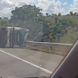 Condutor foi encaminhado ao Hospital Menino Jesus, que fica no mesmo município; trânsito flui em sistema de pare e siga