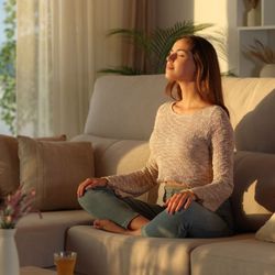 Respiração consciente, pausas sem estímulo e treino de atenção plena ajudam a regular o sistema nervoso
