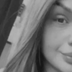 Além da jovem, identificada como Mariane Lima Alves, a mãe dela, de 58 anos, também foi atingida, informou a Polícia Militar