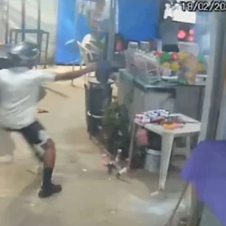 No início do tiroteio, as imagens mostram uma criança brincando em um pula-pula quando é retirada por um casal; uma mulher aparece correndo e retira da linha de tiros um carrinho com um bebê dormindo