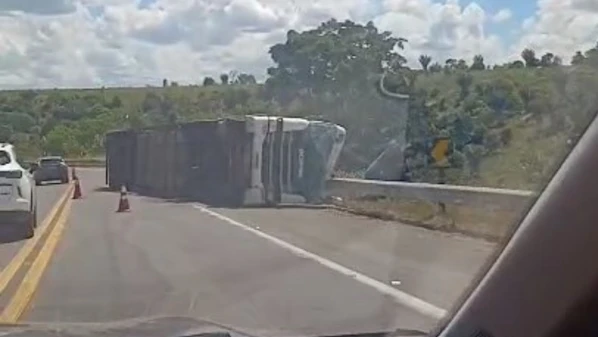 Condutor foi encaminhado ao Hospital Menino Jesus, que fica no mesmo município; trânsito flui em sistema de pare e siga