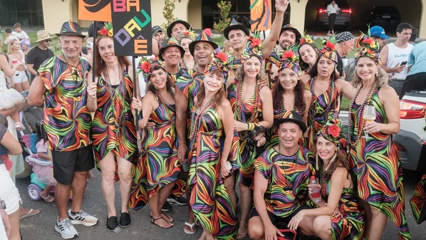 O desfile do famoso GRUA, Grêmio Recreativo Unidos da Aldeia, atraiu um público recorde do  condomínio, na segunda-feira (16)