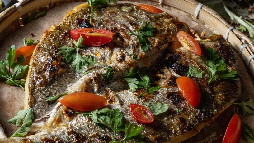 Peixe assado na churrasqueira do restaurante Pirá, em Anchieta